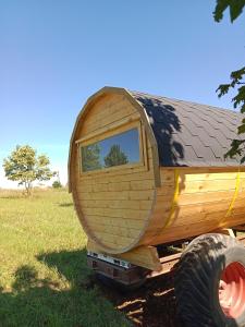 Séjour à la ferme Un tonneau à la belle étoile FERME DE CHEREVIE 89530 Irancy Bourgogne