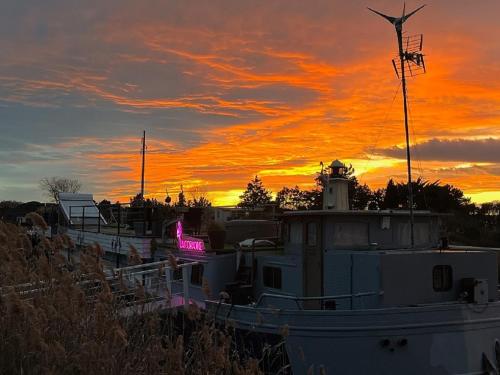 Bateau-hôtel Séjour atypique et insolite sur notre péniche La Coradine avec jacuzzi la Coradine Chemin de la Pinède Aigues-Mortes