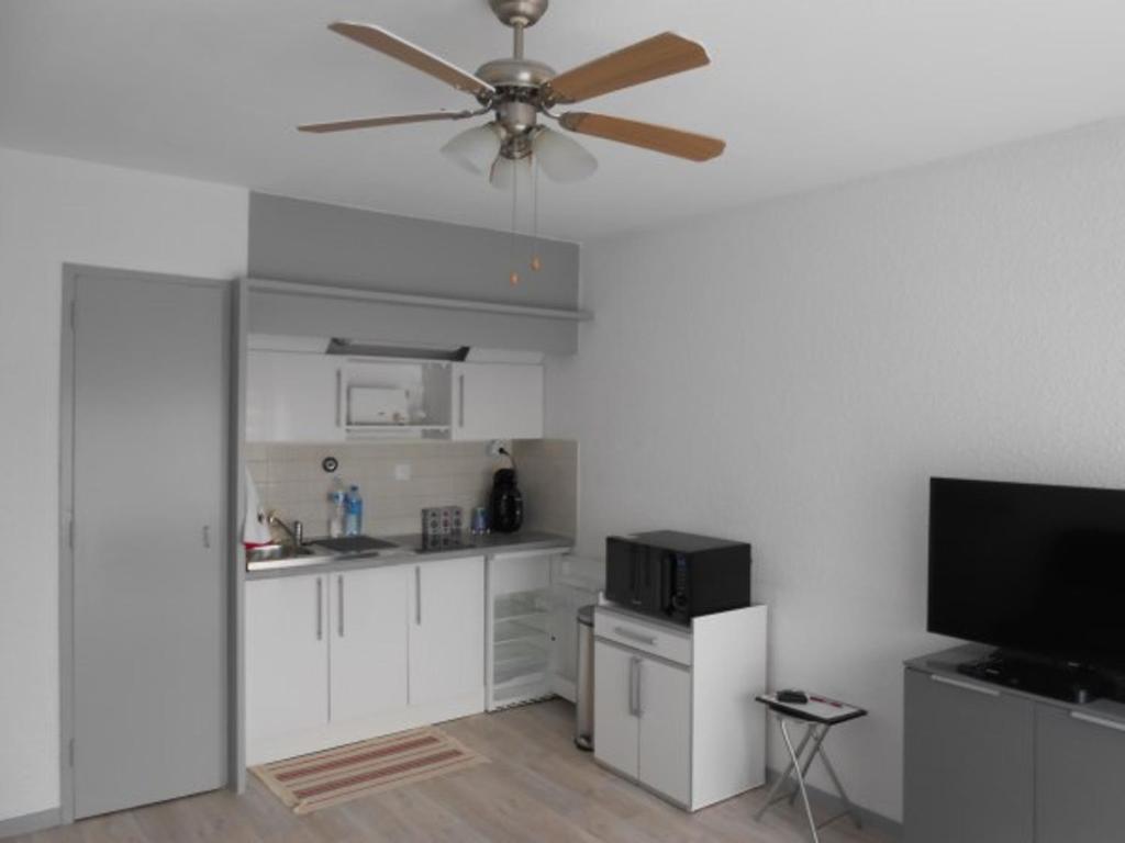 1 Chambre avec bureau et cuisine Montfaucon 25660 Montfaucon