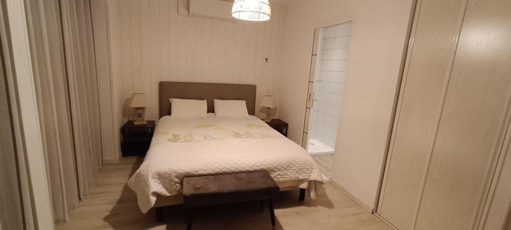 1 chambre - lit double - Avec salle de bain 9 Rue de la Goule, 71310 Mervans