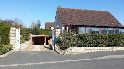 3 chambres privées dans un jardin d'hiver, garage voiture, vélos, motos