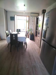 Agréable chambre double et salle d'eau privative dans maison de campagne