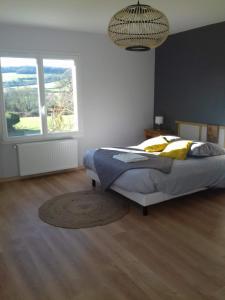 Agréable chambre meublée, vue sur la vallée de l'Auxois
