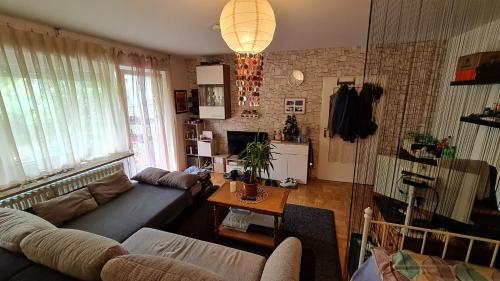Akropolitan Schönes Zimmer in einer Wohnung mit eigenem großen Garten
