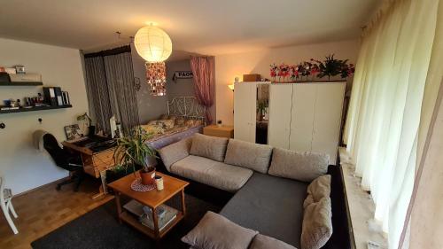 Akropolitan Schönes Zimmer in einer Wohnung mit eigenem großen Garten