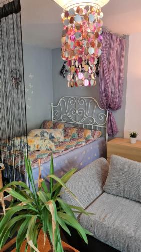 Akropolitan Schönes Zimmer in einer Wohnung mit eigenem großen Garten