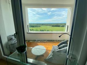 ALPEN-PANORAMA SUITE - Einzigartige Privatsuite hoch über München, 12tes OG, Alpenblick, Loggia, Whirlpool, 15 Minuten zum Zentrum, Ruhe und Erholung in der Stadt München für privat und geschäftlich Reisende