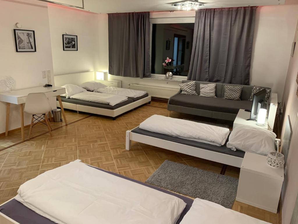 AschaffApartment 4 Schlafzimmer bis 10 Personen bei Aschaffenburg 9 Hauptstraße Hinterhaus 1.OG, 63814 Mainaschaff