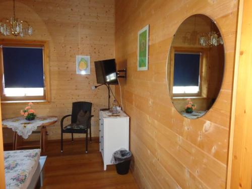 Barrierefreies Zimmer im Blockhaus mit Sauna am See