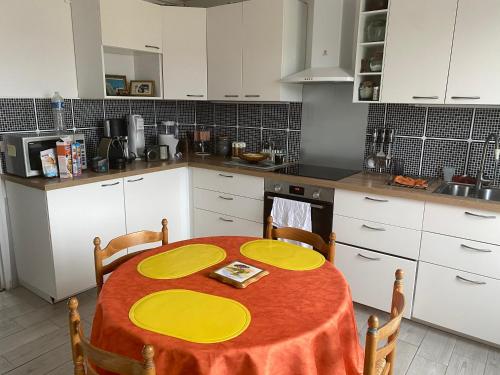Bel appartement à GRANVILLE 50400 partagé avec GERARD Minimun 2 nuits
