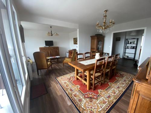 Bel appartement à GRANVILLE 50400 partagé avec GERARD Minimun 2 nuits