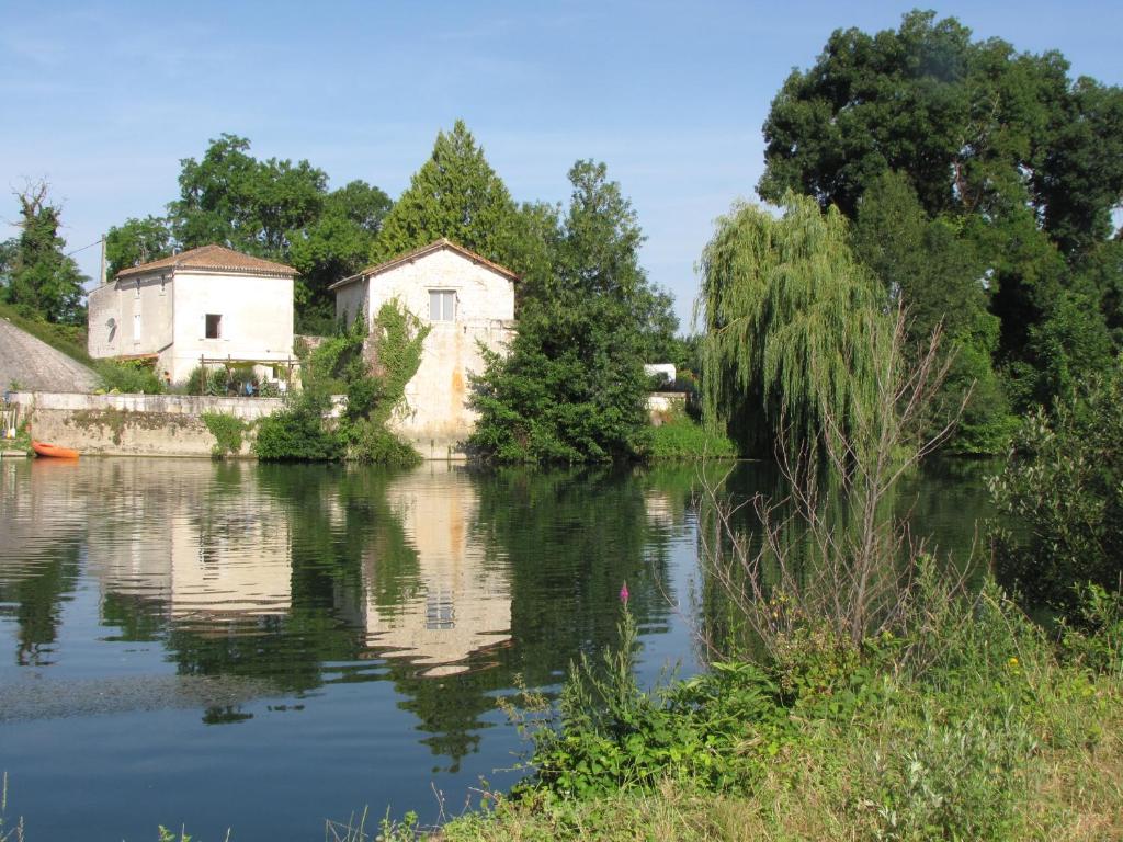 Séjour chez l'habitant Boutique B&B- The Riverside Retreat Vinade Le pont de vinade 16720 Jarnac