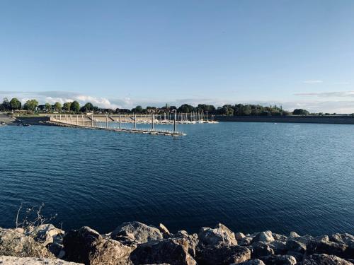 chambre accès indépendant avec sdb et wc privés près d'un lac