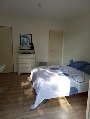 Chambre au calme entourée par la nature.