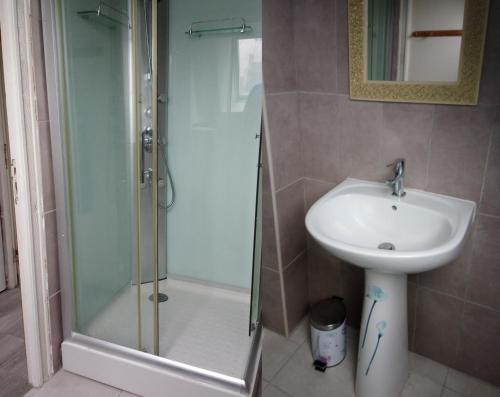 Chambre au calme et simple, cuisine a dispo