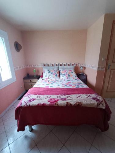Chambre avec bureau et espace lavabo