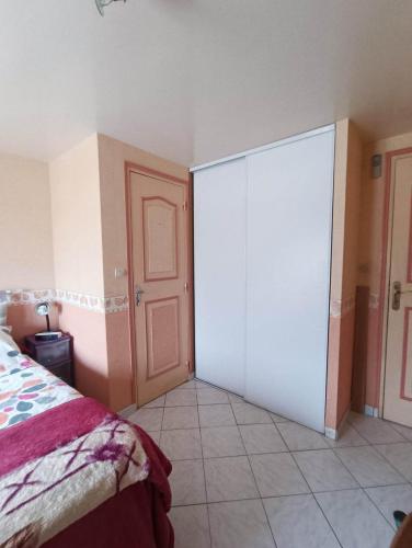 Chambre avec bureau et espace lavabo