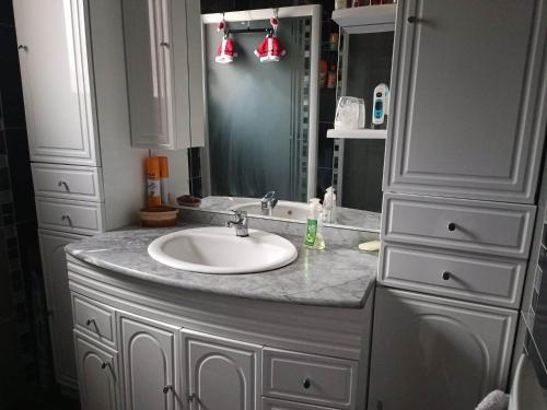 Chambre avec bureau et espace lavabo