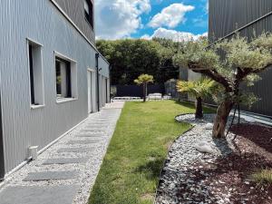 Séjour chez l'habitant CHAMBRE CONFORT - MAISON D'ARCHITECTE - Piscine & Golf 59 Rue Alain Colas 35520 La Mézière Bretagne