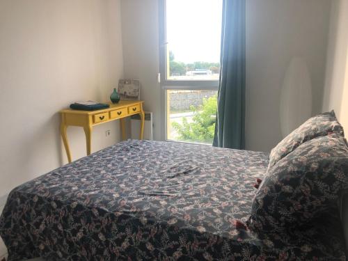 Chambre dans appartement avec vue sur le port