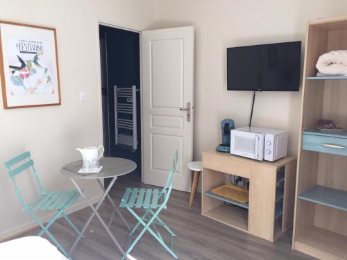 Chambre dans dépendance Maison de Ville + abri vélos