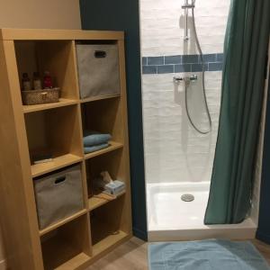 Chambre dans dépendance Maison de Ville + abri vélos