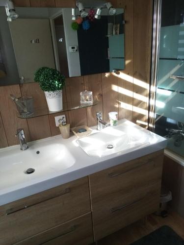 Chambre dans jolie maison avec jardin au calme
