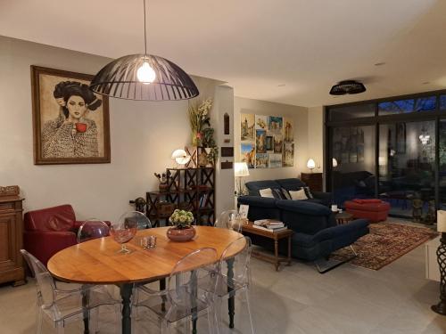 Chambre dans la maison de Mana - piscine- jacuzzi - garage pour moto