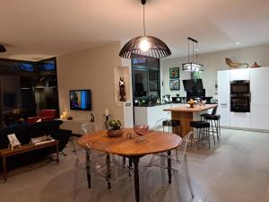 Chambre dans la maison de Mana - piscine- jacuzzi - garage pour moto
