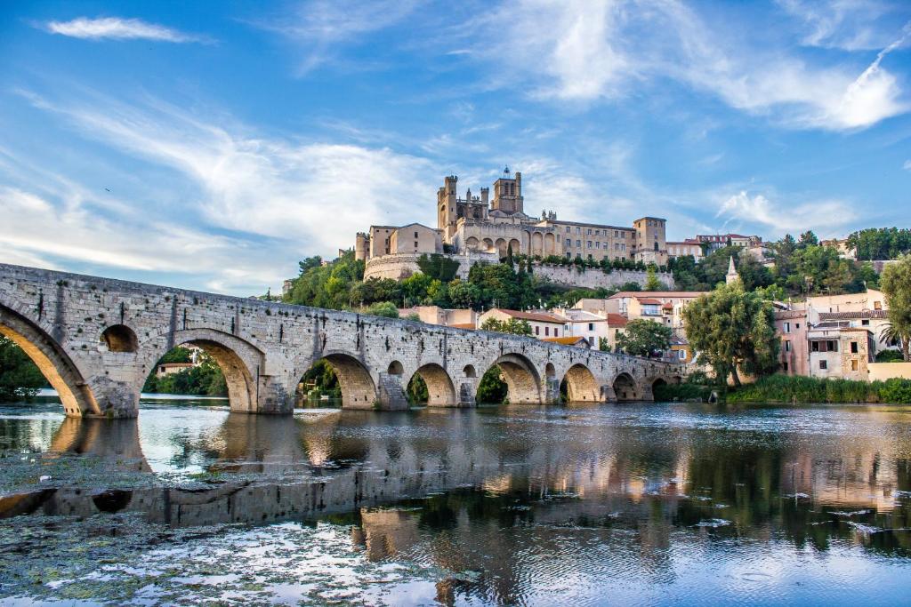 Chambre dans une grande Maison entre Canal du Midi et Centre Ville toute l'année et Maison entière en juillet et août maxi 5 personnes 1 Place des Alliés, 34500 Béziers