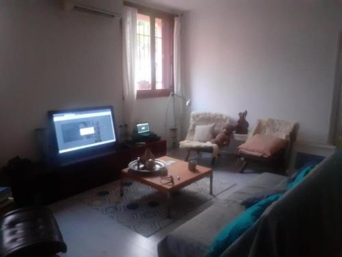 Chambre dans une grande Maison entre Canal du Midi et Centre Ville toute l'année et Maison entière en juillet et août maxi 5 personnes