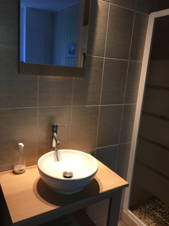 chambre double avec salle de bain privative 58 avenue de saintes, 16100 Cognac