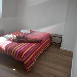 CHAMBRE DOUCHE LAVABO PRIVATIFS AVEC ESPACES COMMUNS