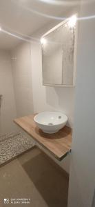 CHAMBRE DOUCHE LAVABO PRIVATIFS AVEC ESPACES COMMUNS