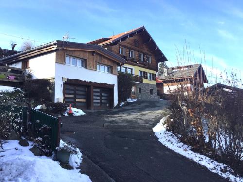 CHAMBRE INDÉPENDANTE avec SALLE DE BAIN INDÉPENDANTE au RDC d un chalet de montagne