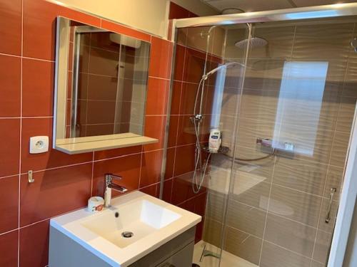 chambre indépendante avec salle de bain privative