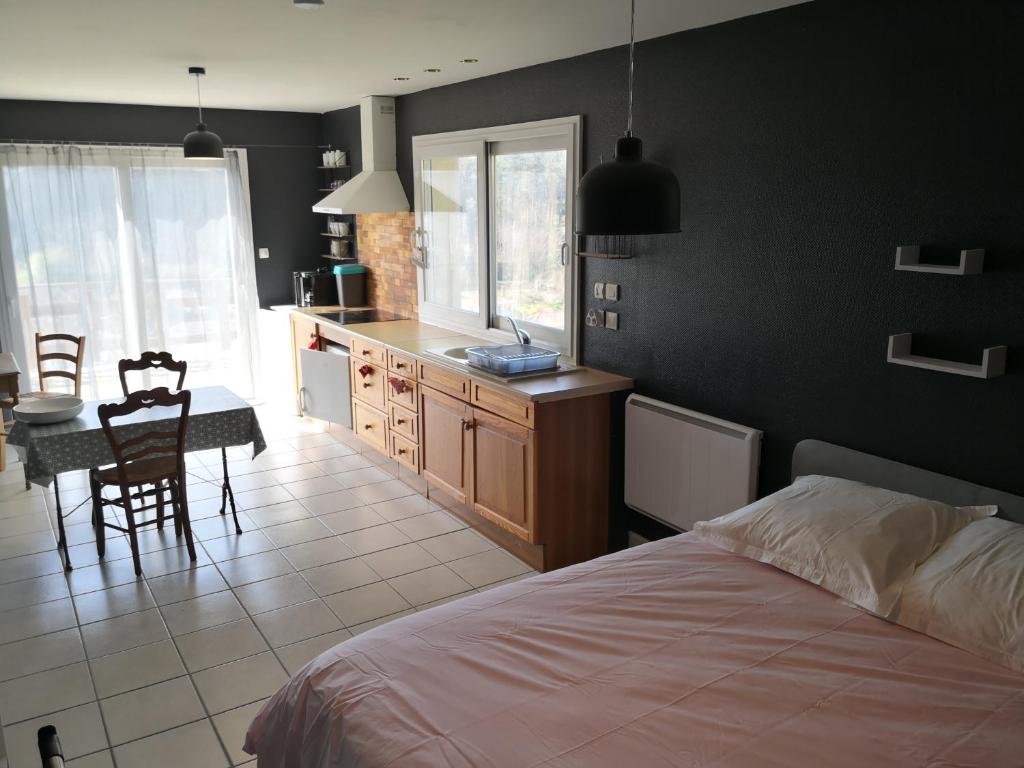 Chambre meublée avec vue panoramique à Périgueux 37 Rue des Merles, 24660 Notre-Dame-de-Sanilhac