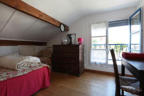 Chambre paisible dans maison calme, métro Roseraie