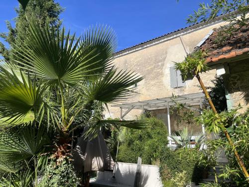 Chambre paisible dans une ancienne bâtisse rénovée