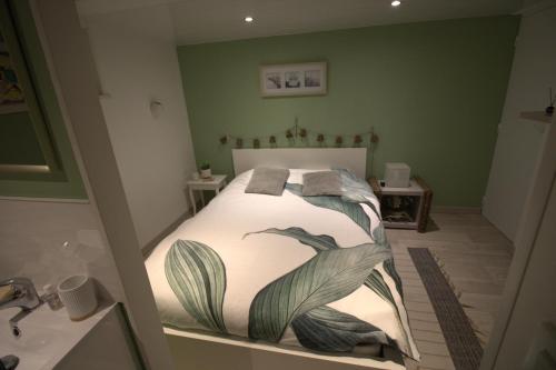Chambre parentale avec salle de bain partagée, accès indépendant chez Olivia