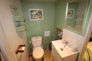 Chambre parentale avec salle de bain partagée, accès indépendant chez Olivia