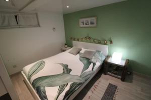 Chambre parentale avec salle de bain partagée, accès indépendant chez Olivia