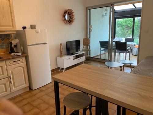 Chambre privée avec entrée indépendante dans héliovillage