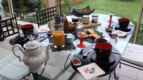 CHAMBRE PRIVEE AVEC SALON, garage voiture, vélos, motos