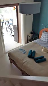 CHAMBRE PRIVEE AVEC SALON, garage voiture, vélos, motos