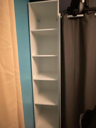 Chambre privée. Proche du circuit des 24h du Mans.