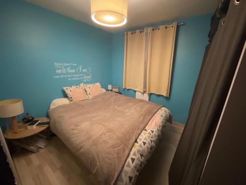 Chambre privée. Proche du circuit des 24h du Mans.
