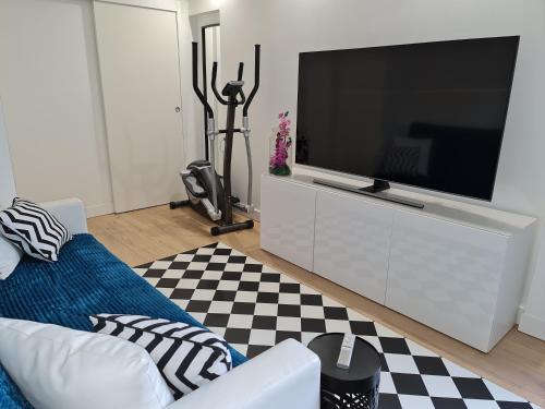 Chambre, SDB et salon privés dans appartement 105m2- La Défense