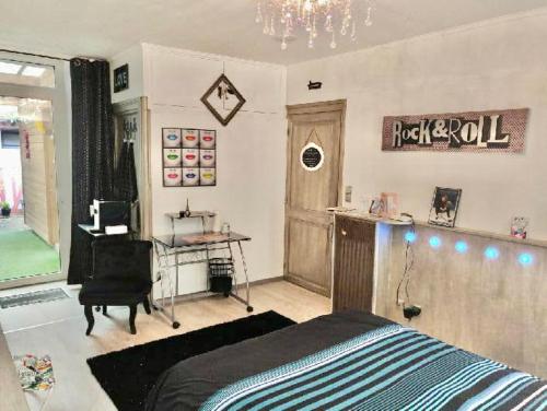 Chambre spacieuse avec terrasse & douche privative - LAVALOC