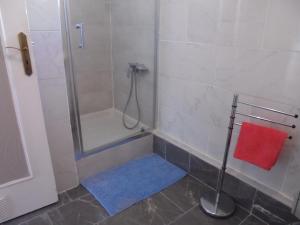 CHAMBRE SPACIEUSE CONFORTABLE,WIFI,Climatisée,près GARE TGV,parking,pt dejeuner